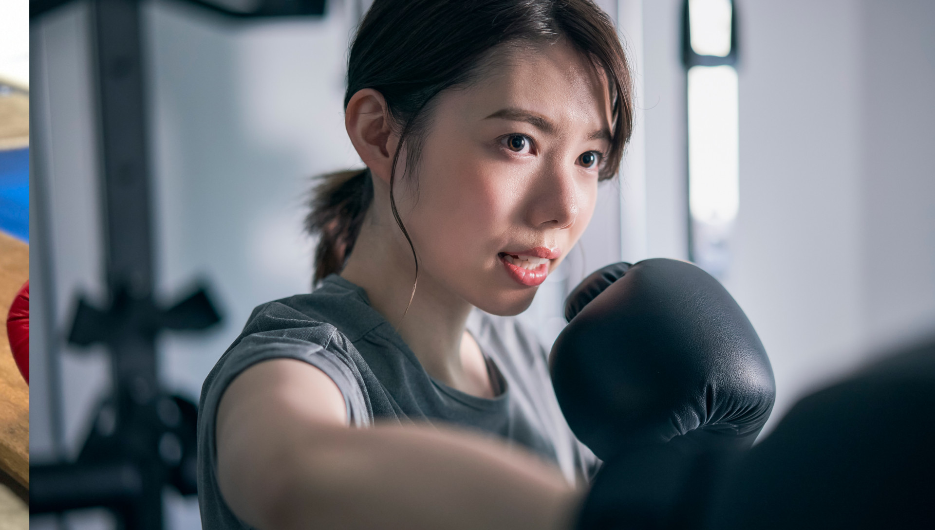 ボクシングの練習をしている女性